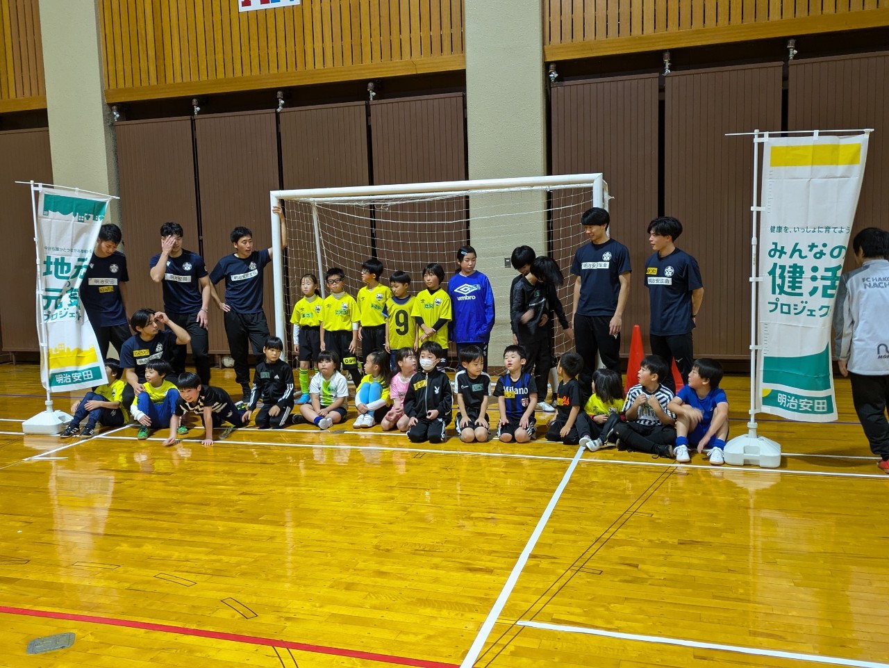 子どもたちと選手の集合写真