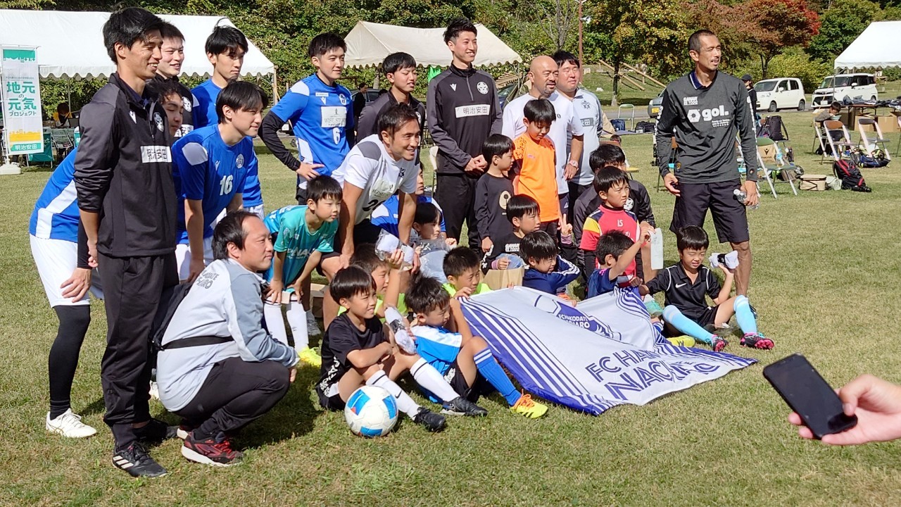 サッカー教室に参加した子どもたちと選手