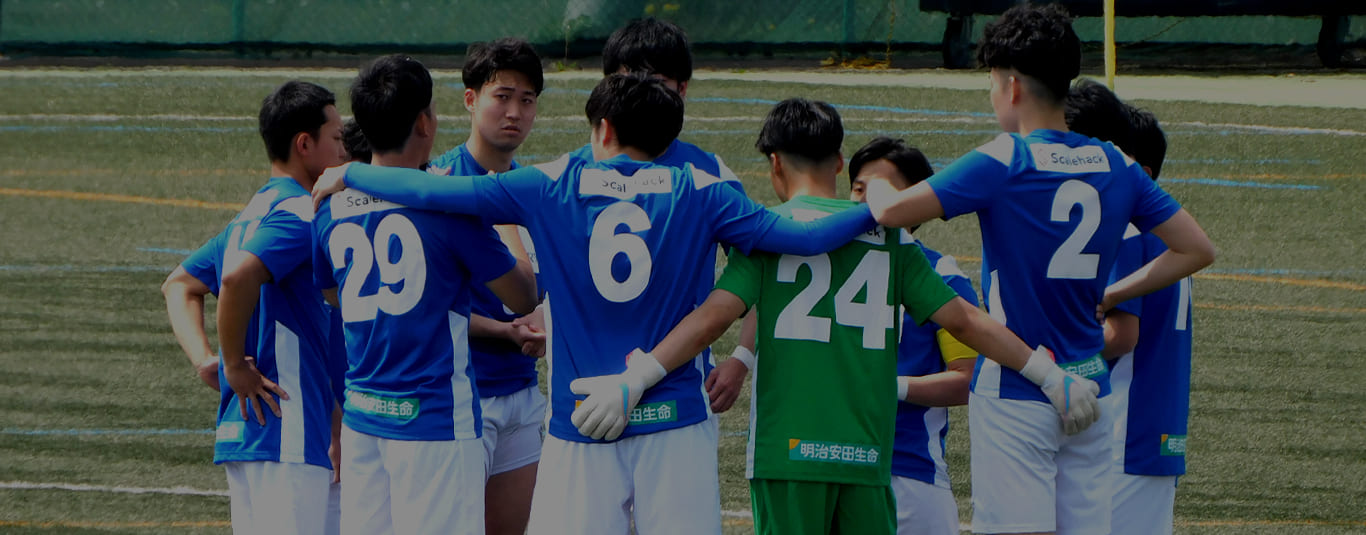 試合前に円陣を組む選手たち